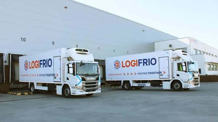 Camiões frigoríficos da Logifrio num cais de carga