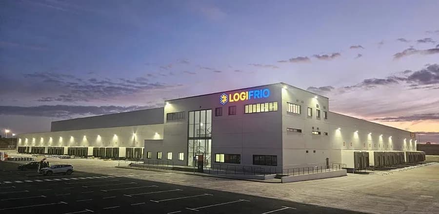 Instalações da Logifrio ao anoitecer, com a fachada iluminada